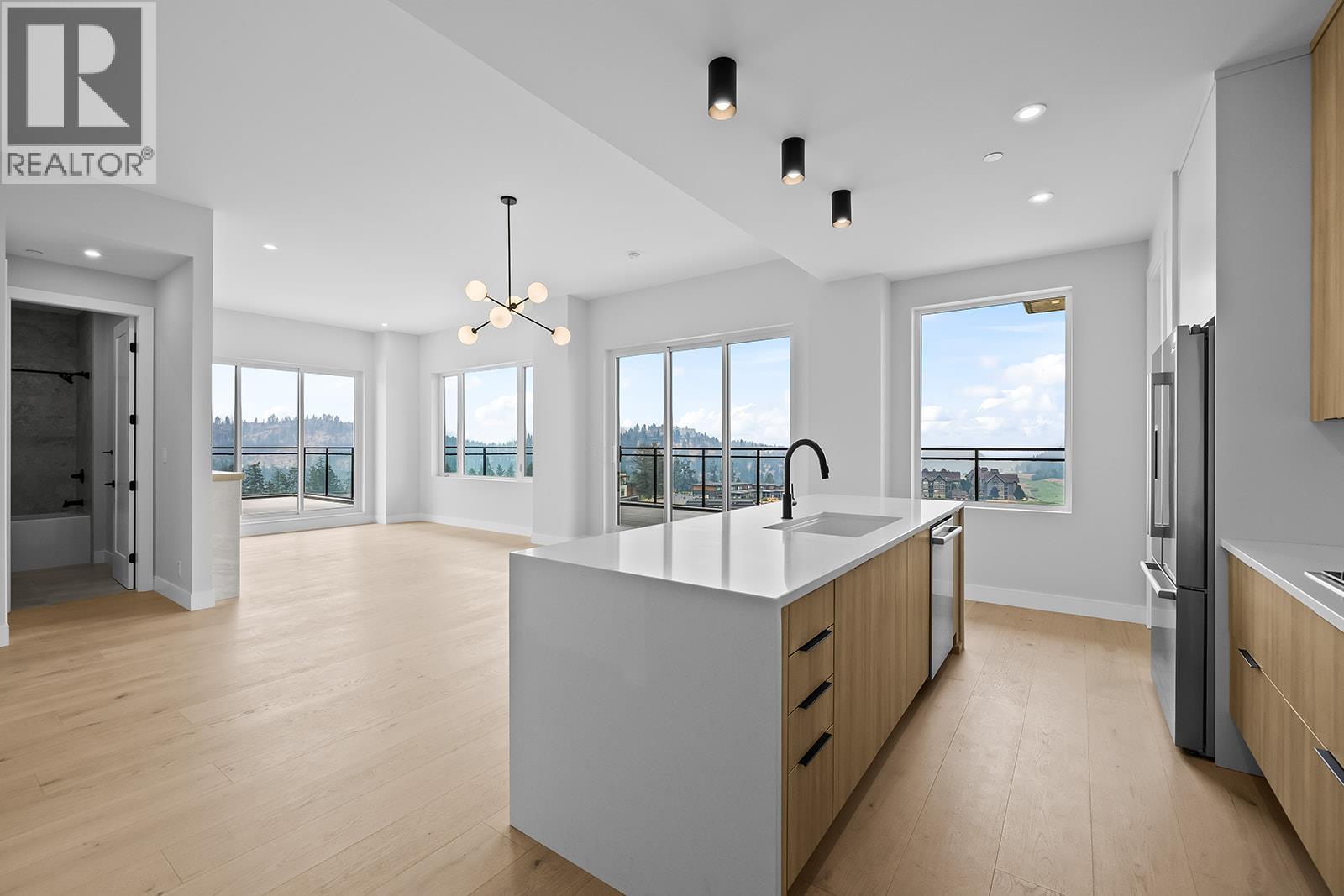 75 Predator Ridge Drive Unit# 602, Vernon, British Columbia  V1H 1G4 - Photo 2 - 10397593