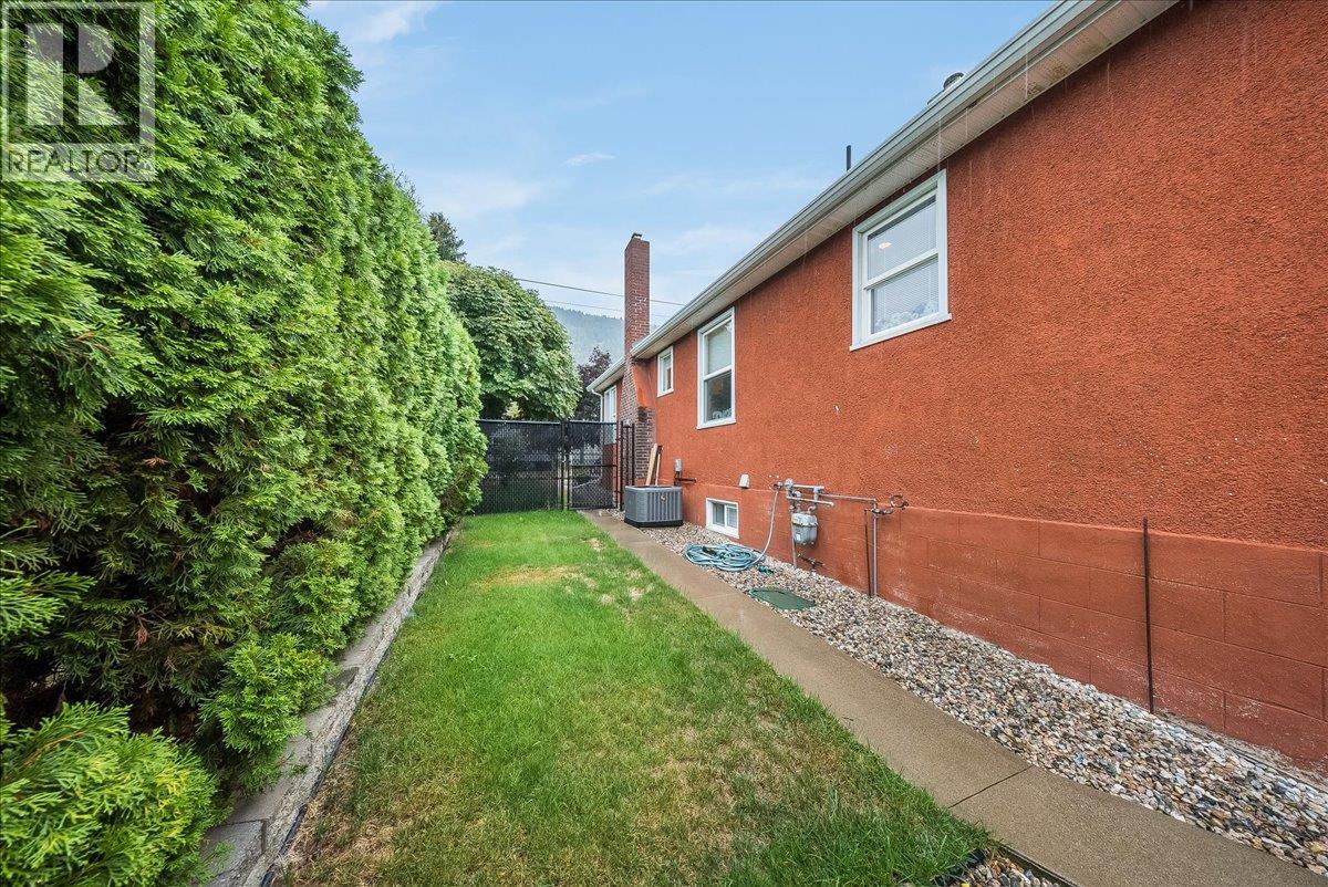 2081 Second Avenue, Trail, British Columbia  V1R 1N4 - Photo 36 - 10397859