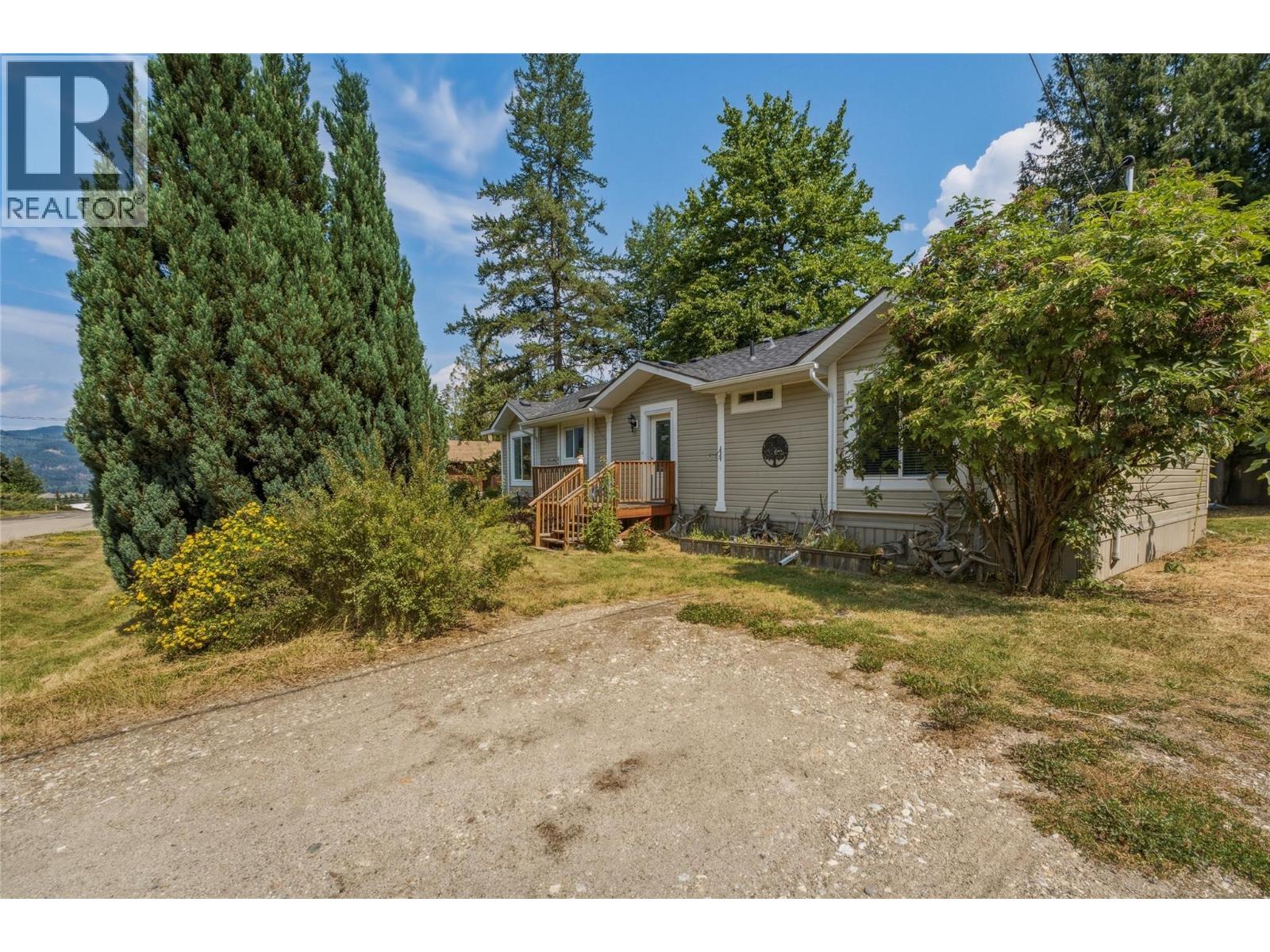 518 Willow Street, Fauquier, British Columbia  V0G 1K0 - Photo 1 - 10397571