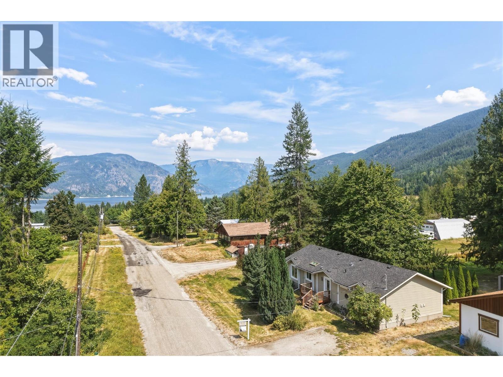518 Willow Street, Fauquier, British Columbia  V0G 1K0 - Photo 2 - 10397571