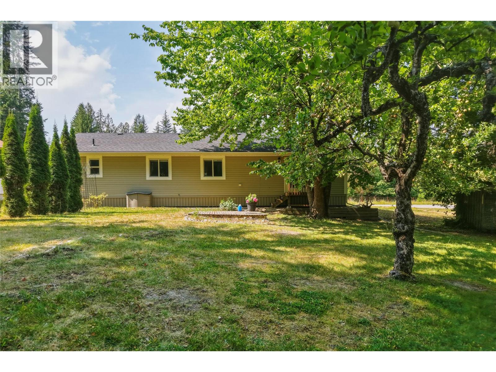 518 Willow Street, Fauquier, British Columbia  V0G 1K0 - Photo 8 - 10397571