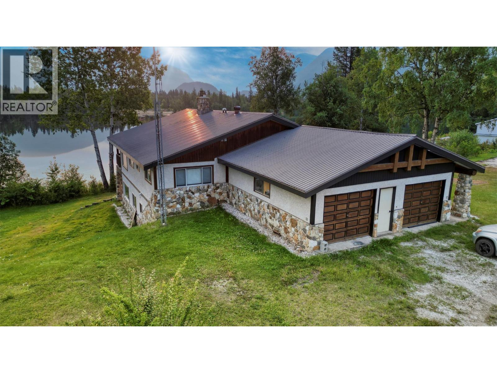 906 Harrwood Drive, Blue River, British Columbia  V0E 1J0 - Photo 3 - 10396278