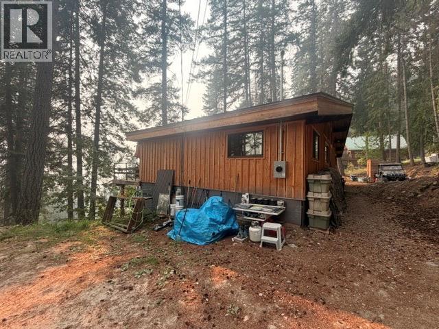 2409 Vickers Trail, Anglemont, British Columbia  V0E 1M8 - Photo 11 - 10397895