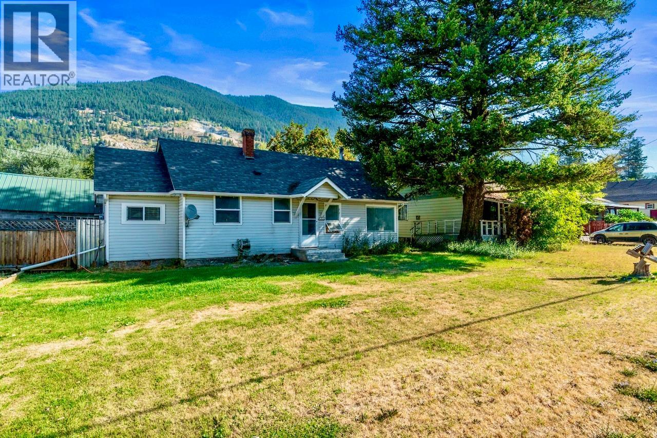 5722 97 Highway N, Falkland, British Columbia  V0E 1W0 - Photo 1 - 10397696