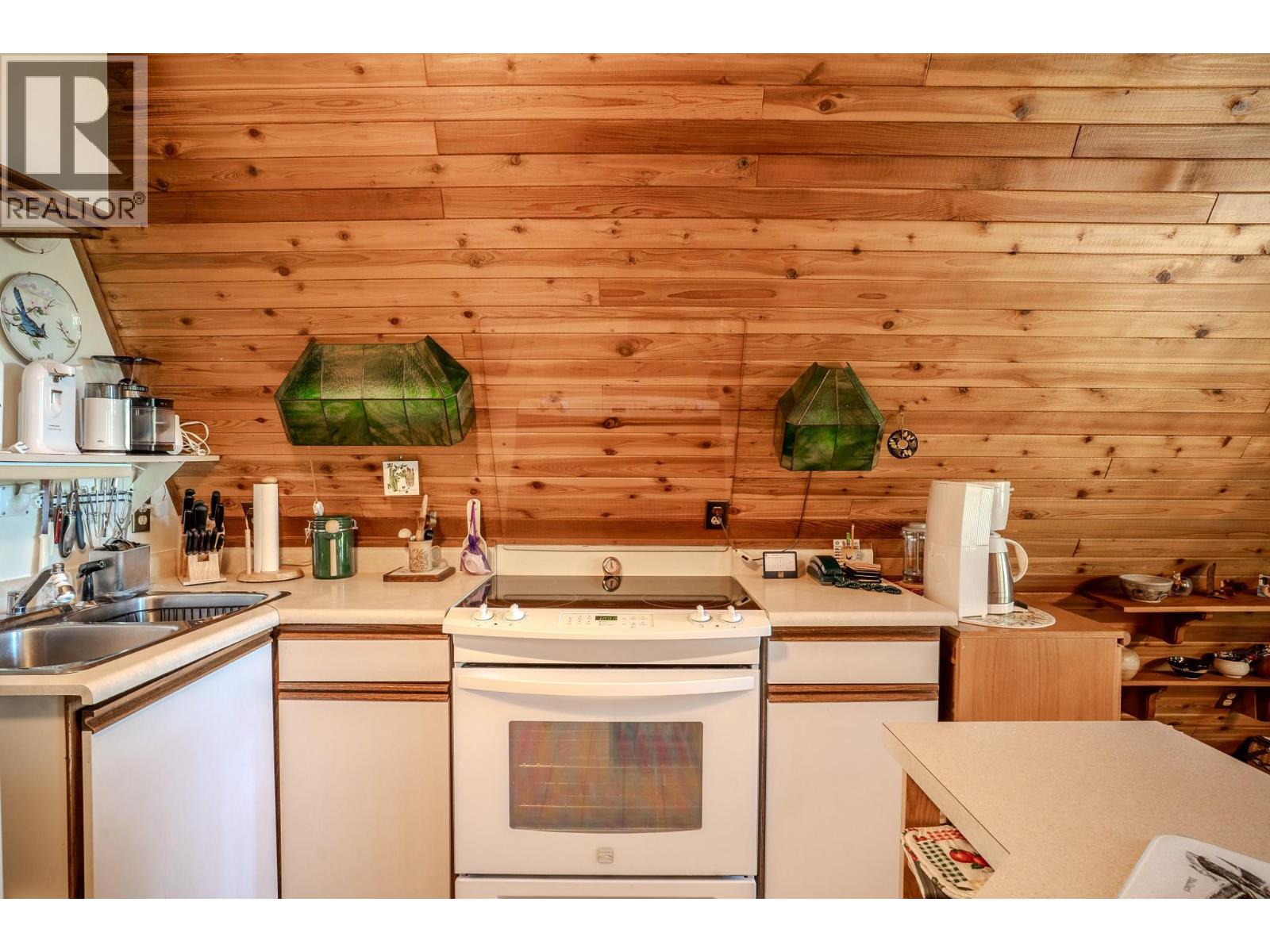 7496 Castle Heights, Anglemont, British Columbia  V0E 1M8 - Photo 14 - 10397900