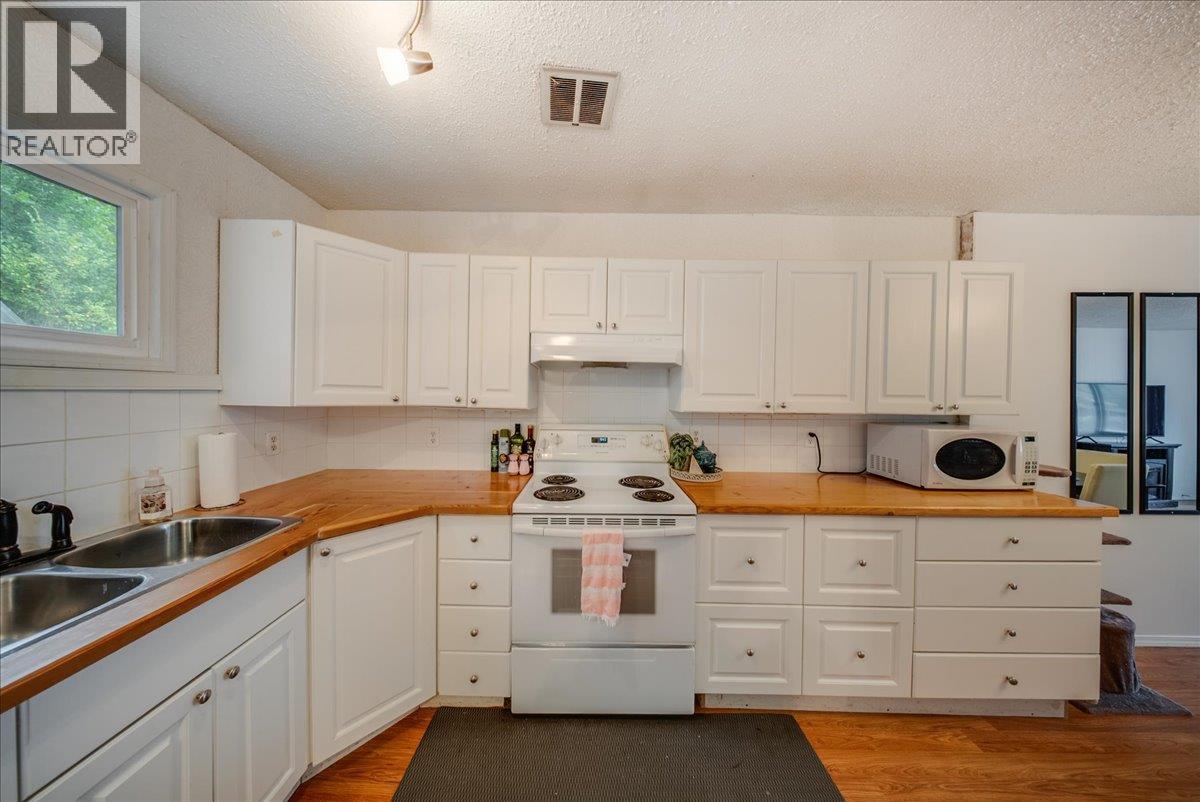 1220 Tamarac Avenue, Trail, British Columbia  V1R 4J1 - Photo 3 - 10397867