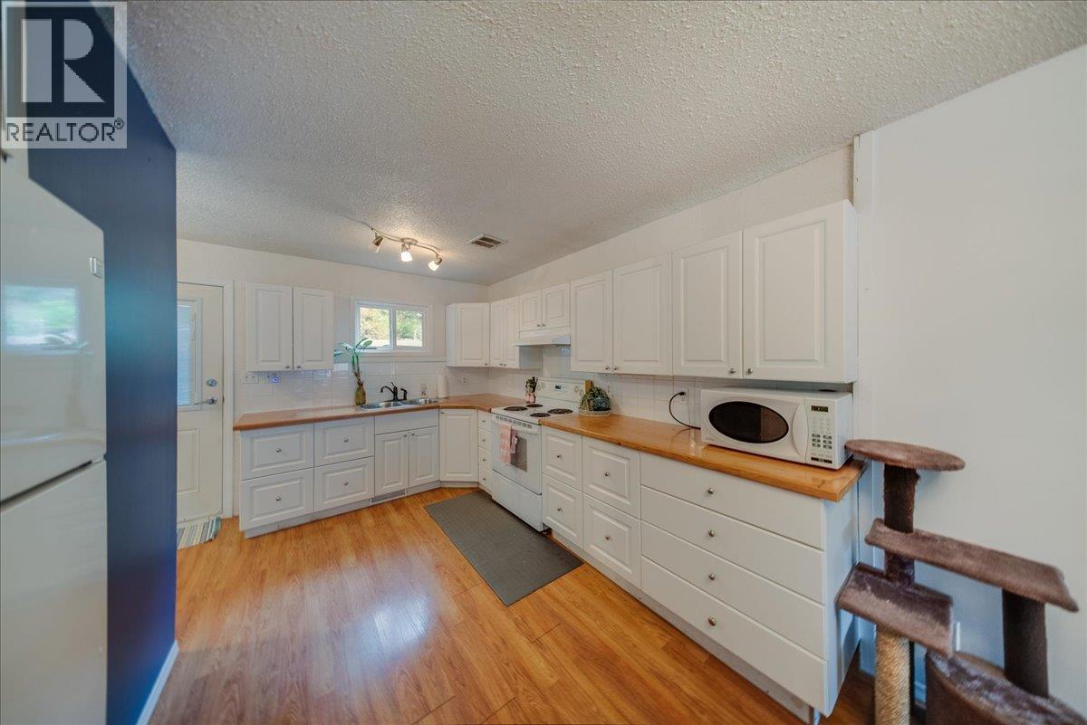 1220 Tamarac Avenue, Trail, British Columbia  V1R 4J1 - Photo 5 - 10397867