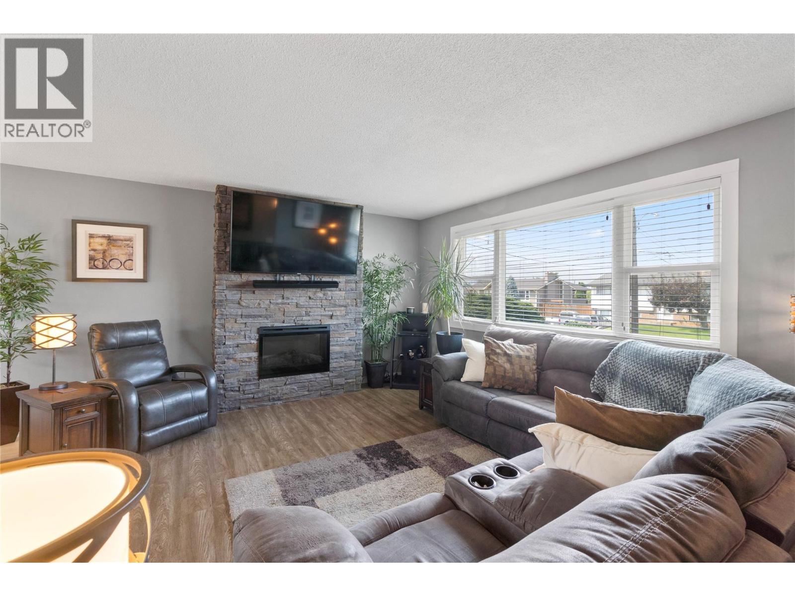 667 Cambridge Crescent, Kamloops, British Columbia  V2B 5B7 - Photo 5 - 10398022