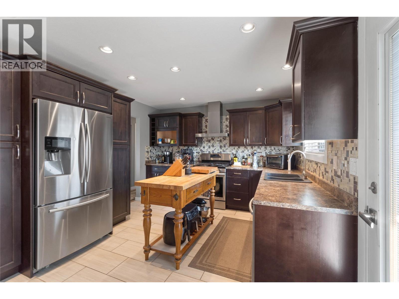 667 Cambridge Crescent, Kamloops, British Columbia  V2B 5B7 - Photo 9 - 10398022