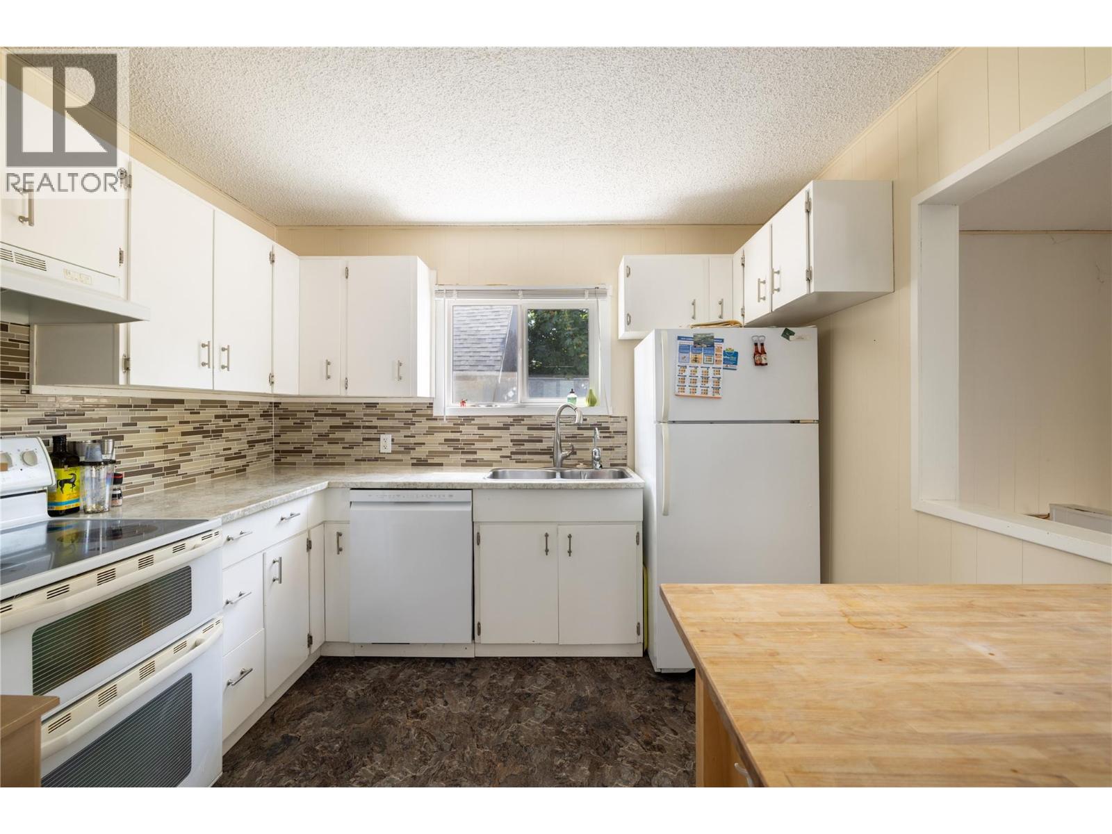 3004 38 Street, Vernon, British Columbia  V1T 6H6 - Photo 4 - 10397419