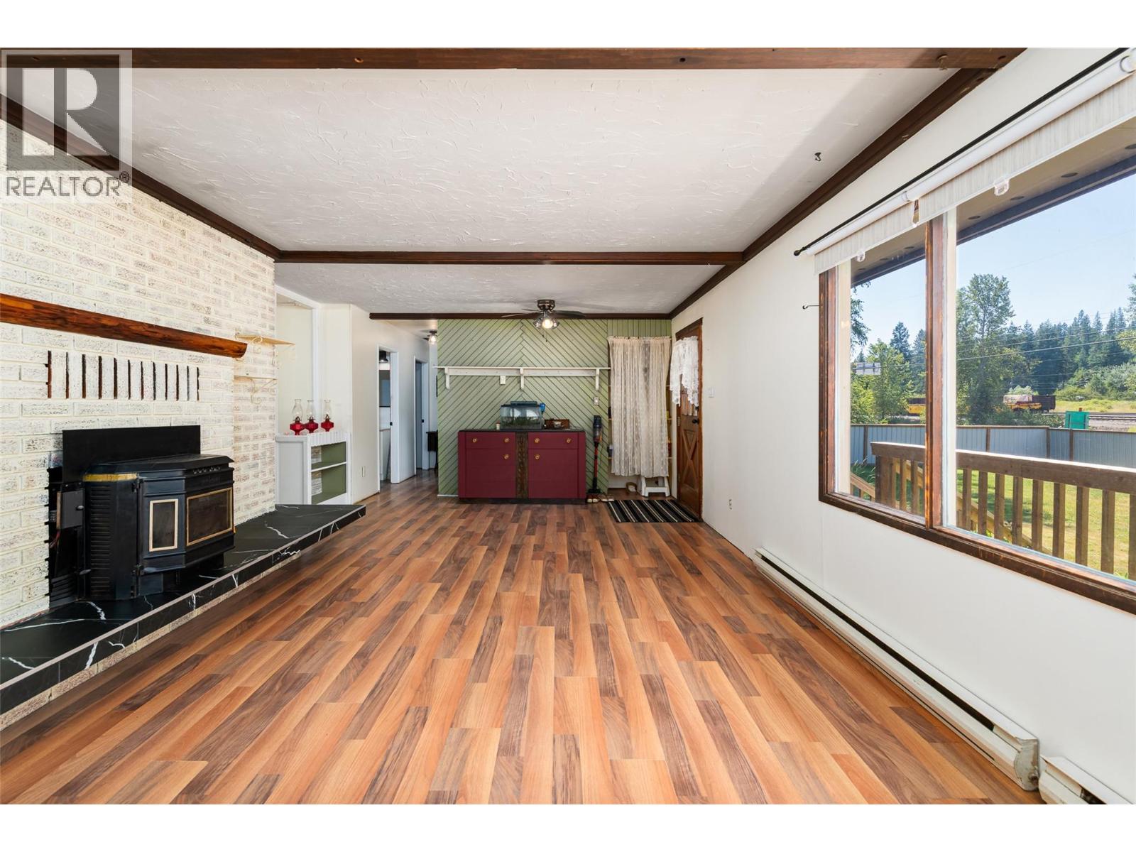 9005 3 & 95 Highway, Yahk, British Columbia  V0B 2P0 - Photo 11 - 10398013