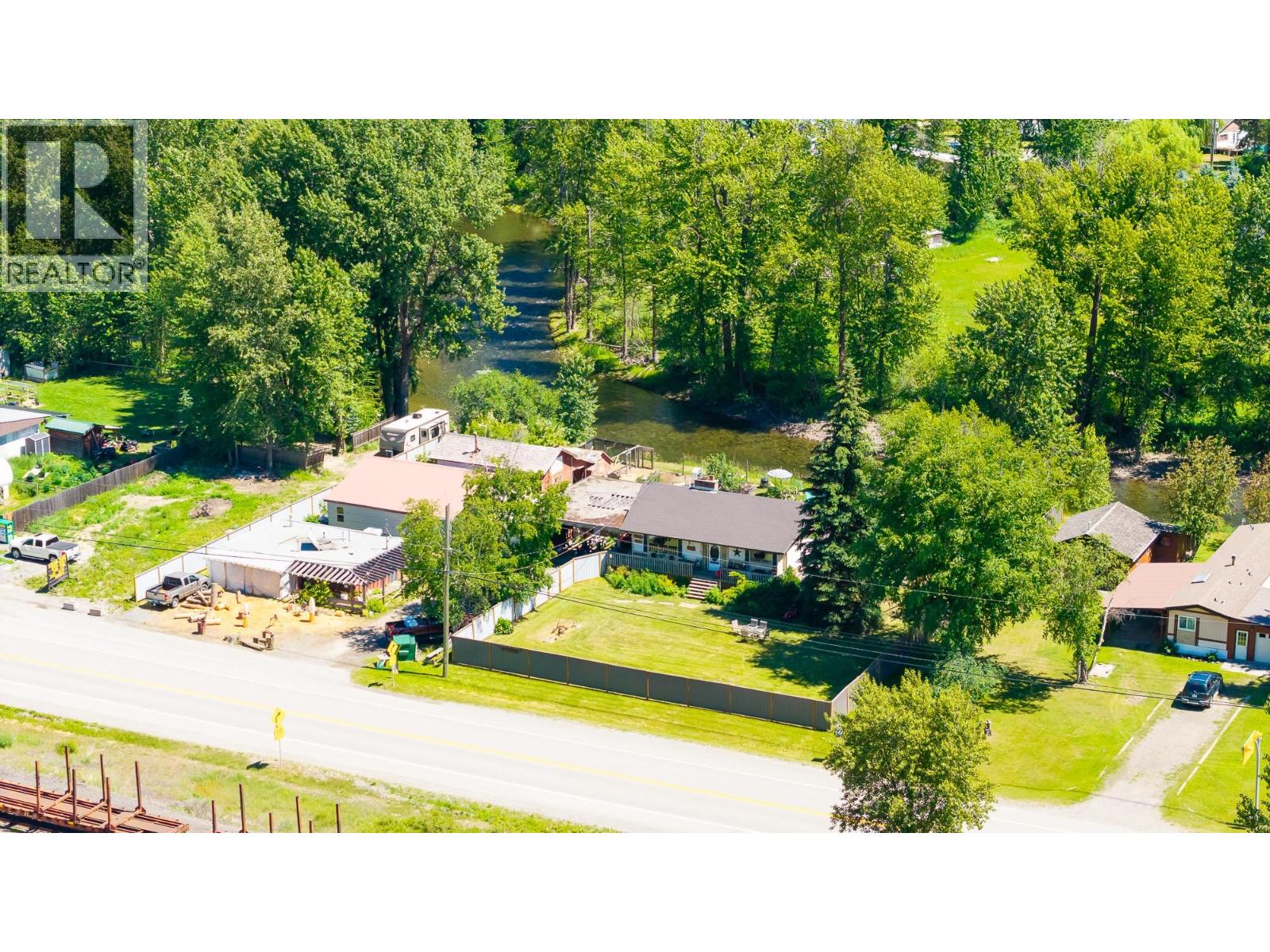9005 3 & 95 Highway, Yahk, British Columbia  V0B 2P0 - Photo 2 - 10398013