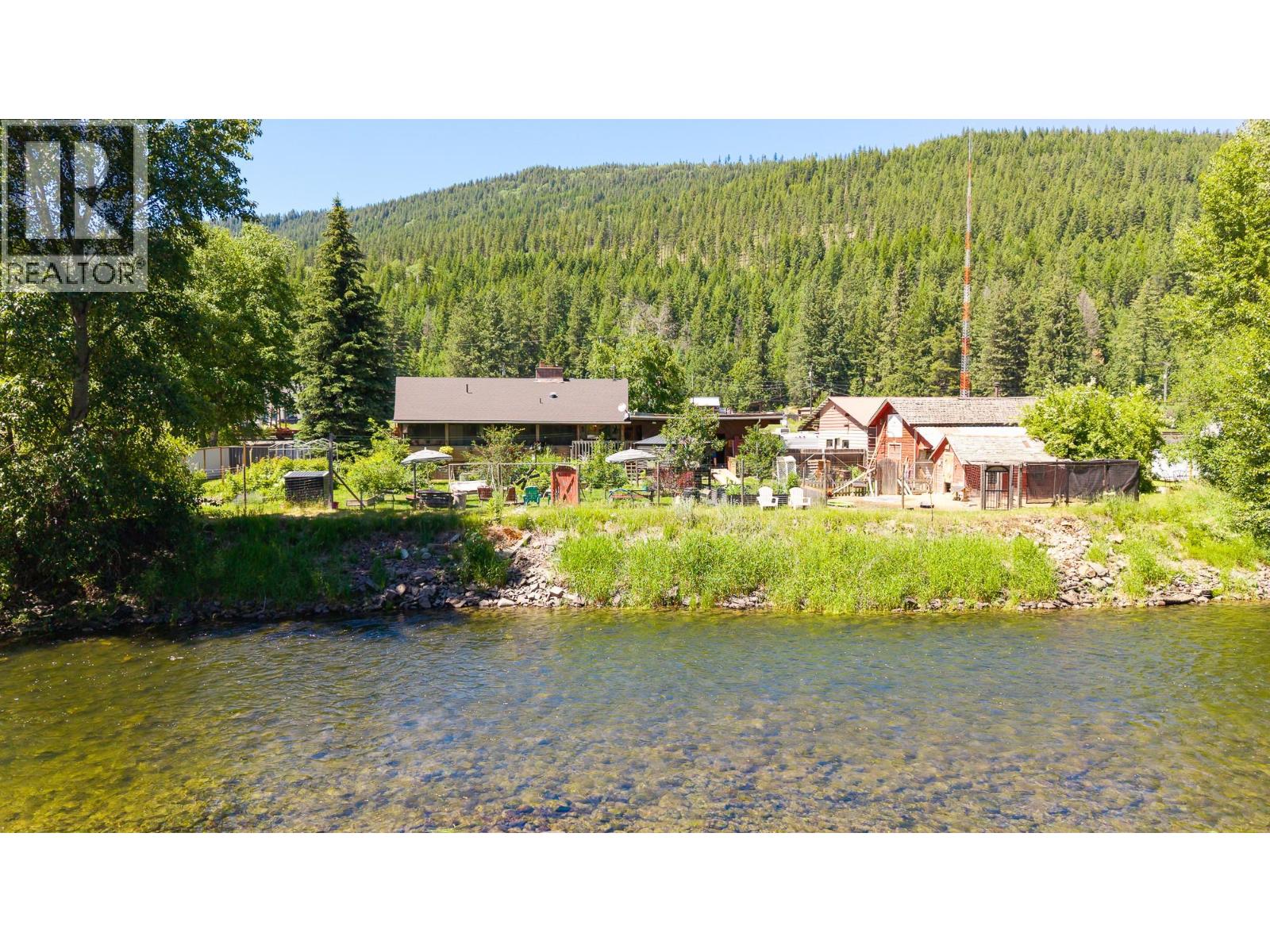 9005 3 & 95 Highway, Yahk, British Columbia  V0B 2P0 - Photo 4 - 10398013