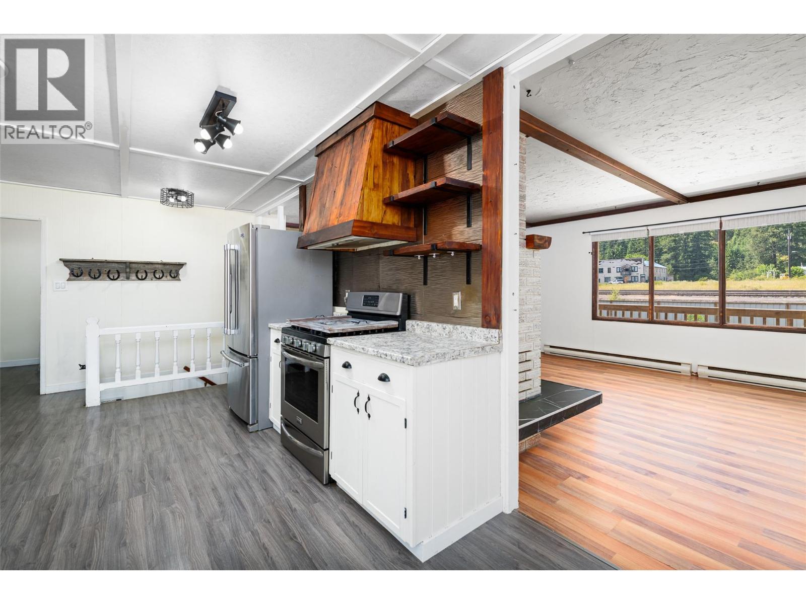 9005 3 & 95 Highway, Yahk, British Columbia  V0B 2P0 - Photo 9 - 10398013