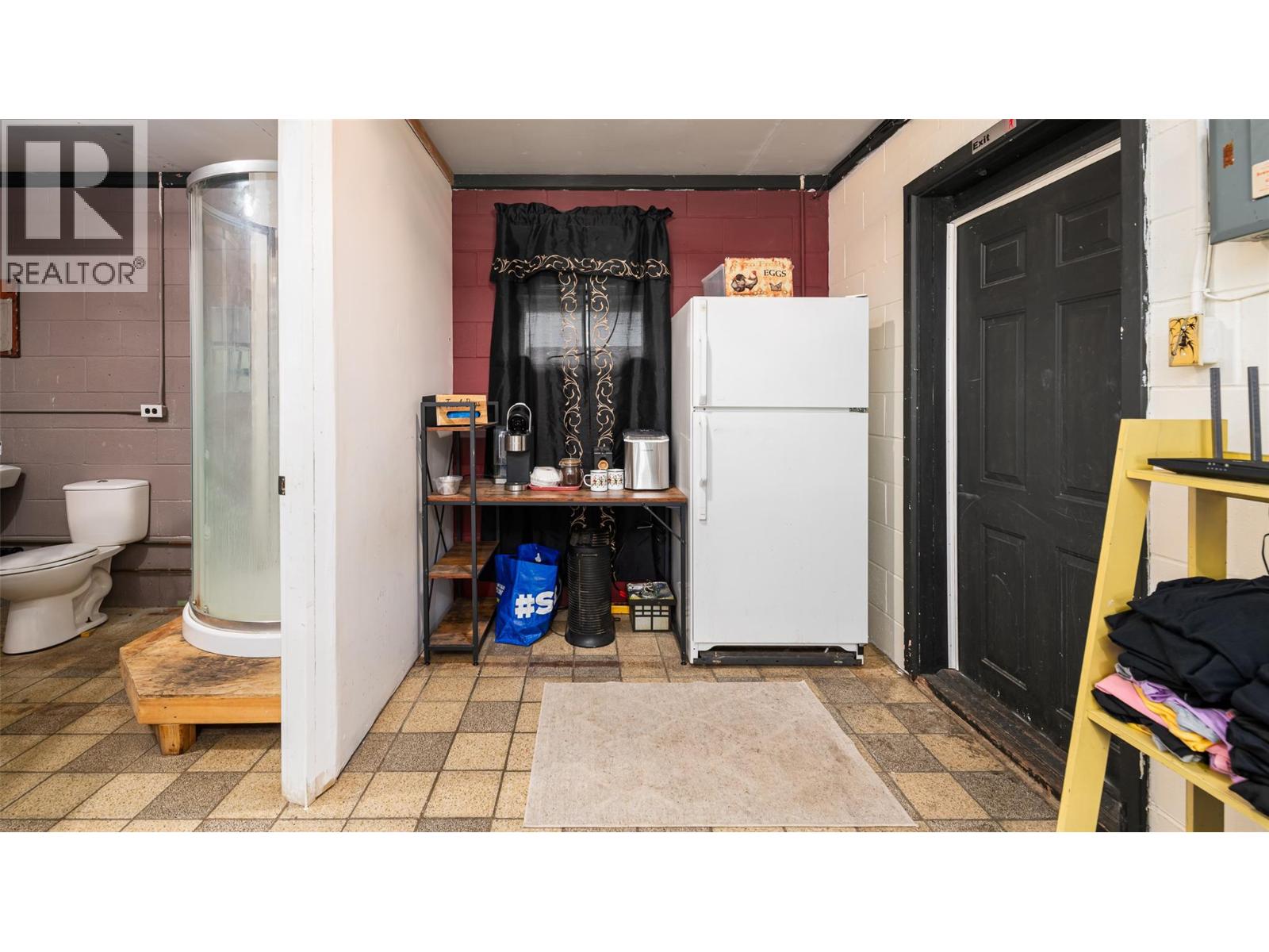 9005 3 & 95 Highway, Yahk, British Columbia  V0B 2P0 - Photo 18 - 10398001