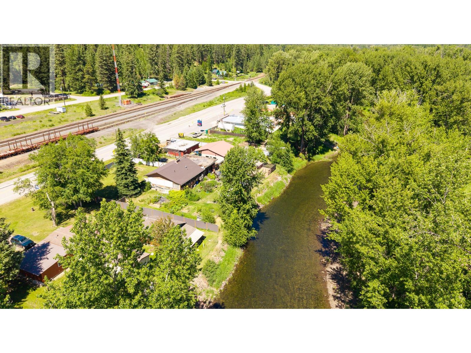 9005 3 & 95 Highway, Yahk, British Columbia  V0B 2P0 - Photo 4 - 10398001