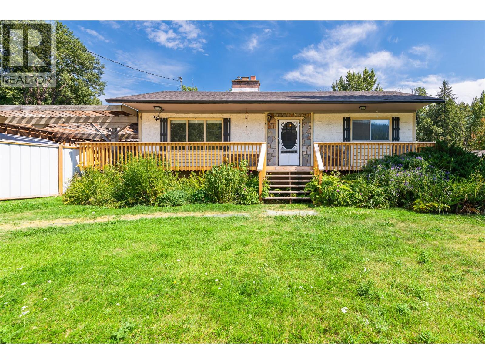 9005 3 & 95 Highway, Yahk, British Columbia  V0B 2P0 - Photo 6 - 10398001