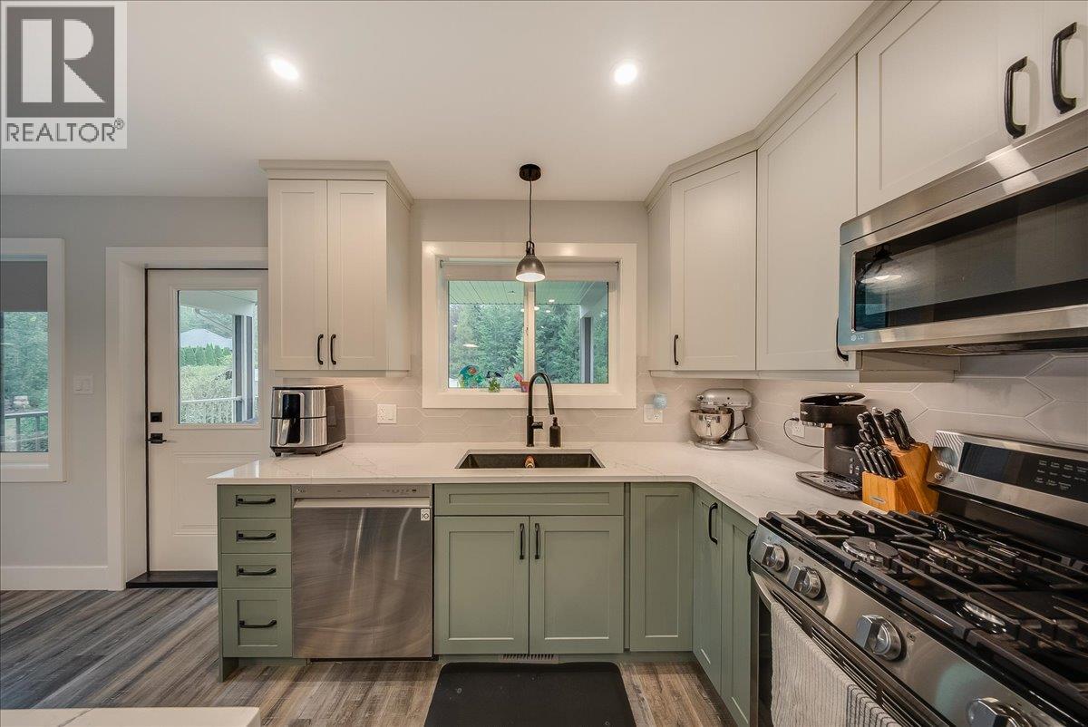 1065 Lower China Creek Road, Castlegar, British Columbia  V0G 1G0 - Photo 11 - 10397740
