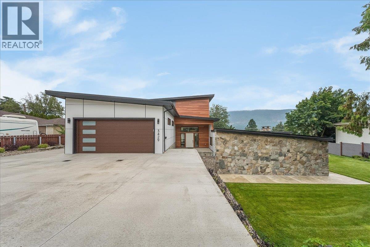 3429 8th Avenue, Castlegar, British Columbia  V1N 4L1 - Photo 1 - 10398040