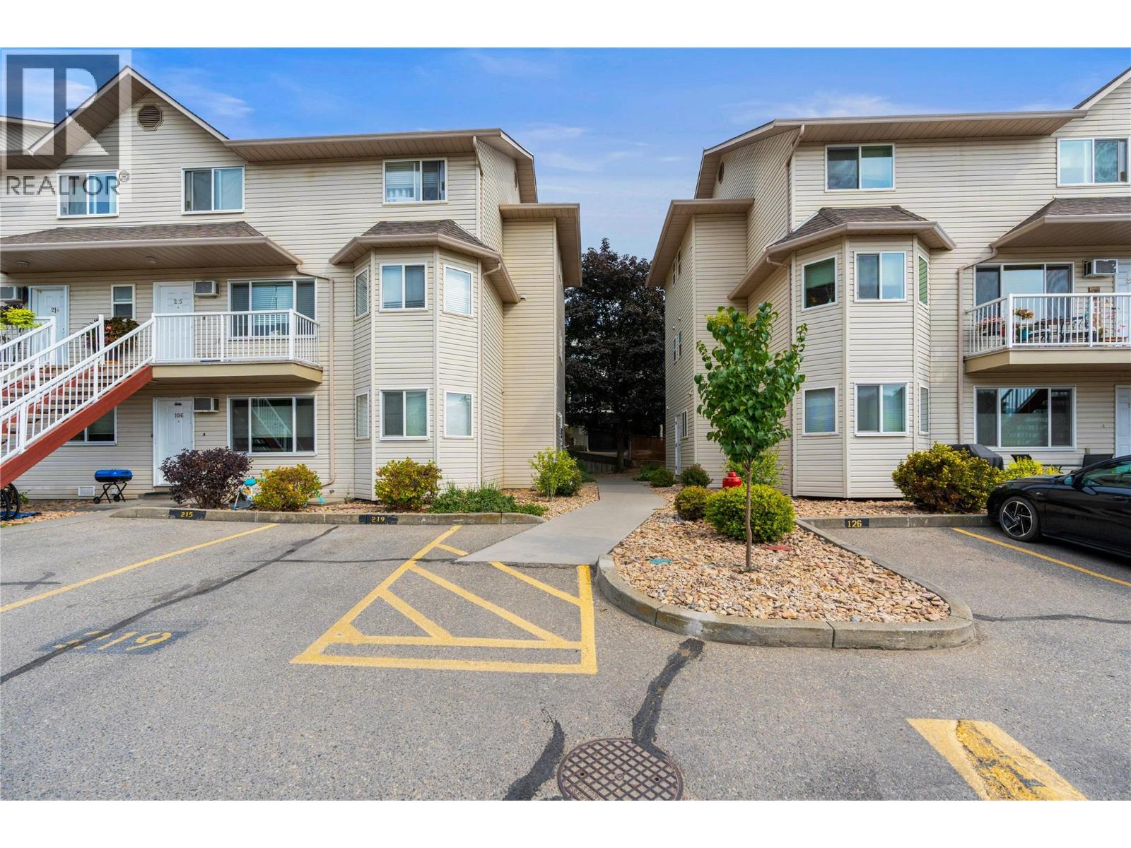 4202 Alexis Park Drive, Vernon, British Columbia  v1t 6h3 - Photo 2 - 10397941