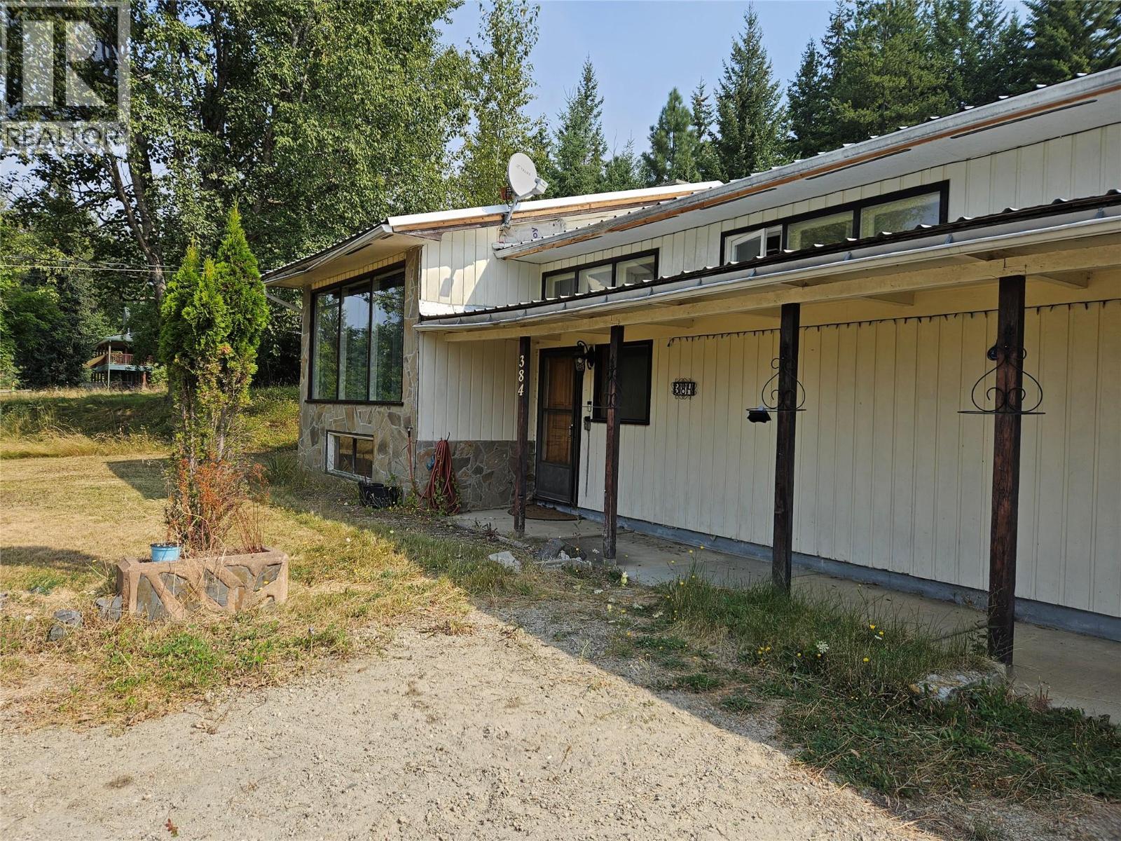 384 6 Highway S, Nakusp, British Columbia  V0G 1R1 - Photo 1 - 10398059