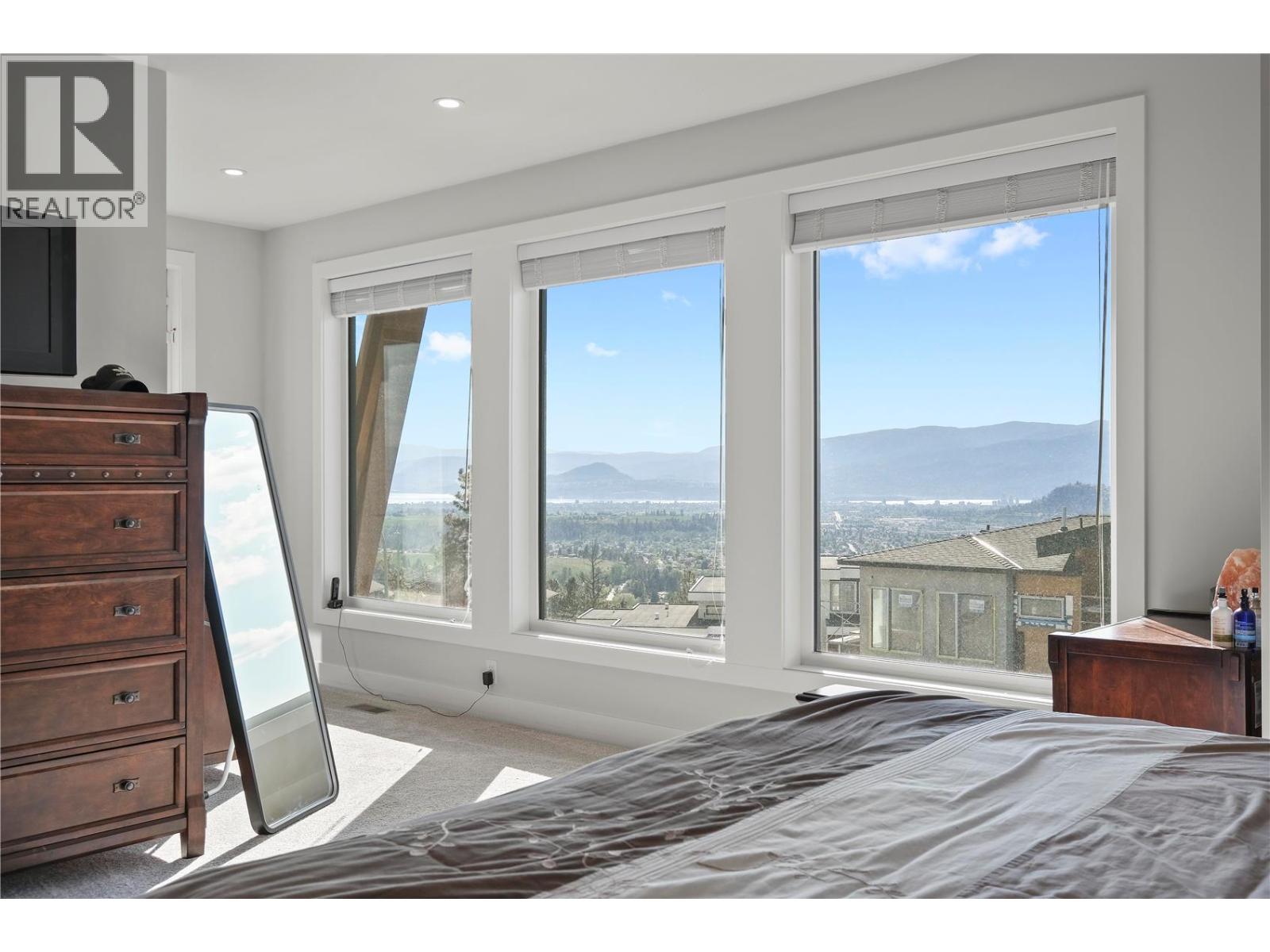 695 Deans Drive, Kelowna, British Columbia  V1P 1A1 - Photo 2 - 10398135