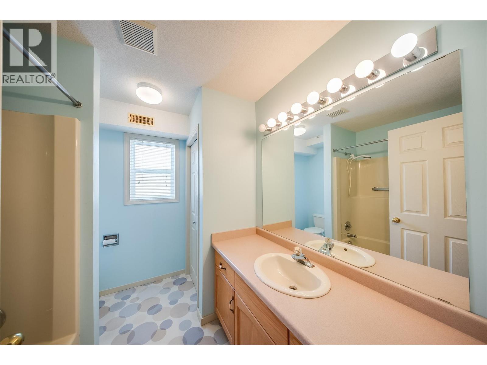573 10th Avenue Unit# 4, Castlegar, British Columbia  V1N 1K6 - Photo 22 - 10398081