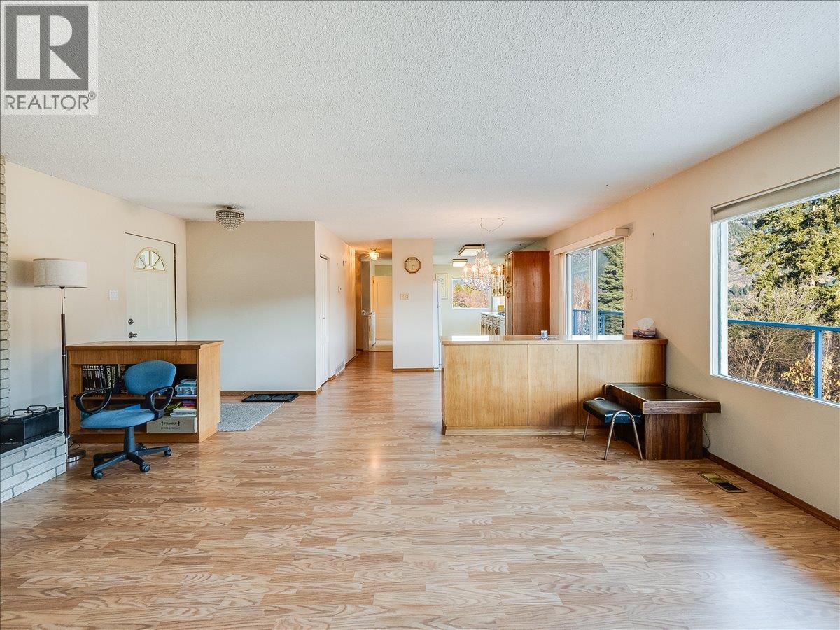 3613 9th Avenue, Castlegar, British Columbia  V1N 2Z6 - Photo 12 - 10398068