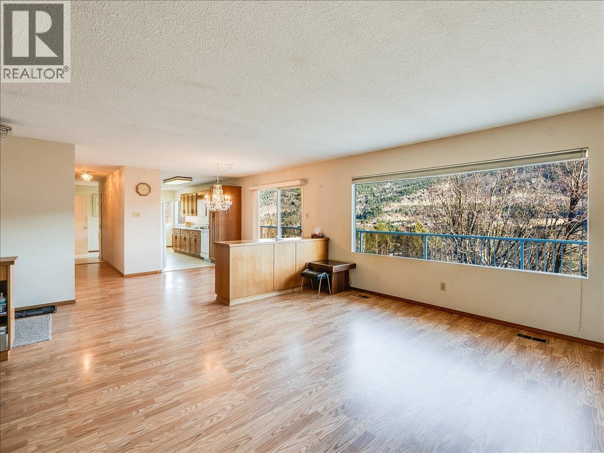 3613 9th Avenue, Castlegar, British Columbia  V1N 2Z6 - Photo 13 - 10398068