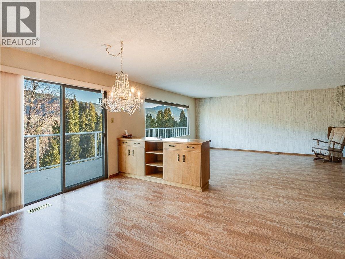 3613 9th Avenue, Castlegar, British Columbia  V1N 2Z6 - Photo 15 - 10398068