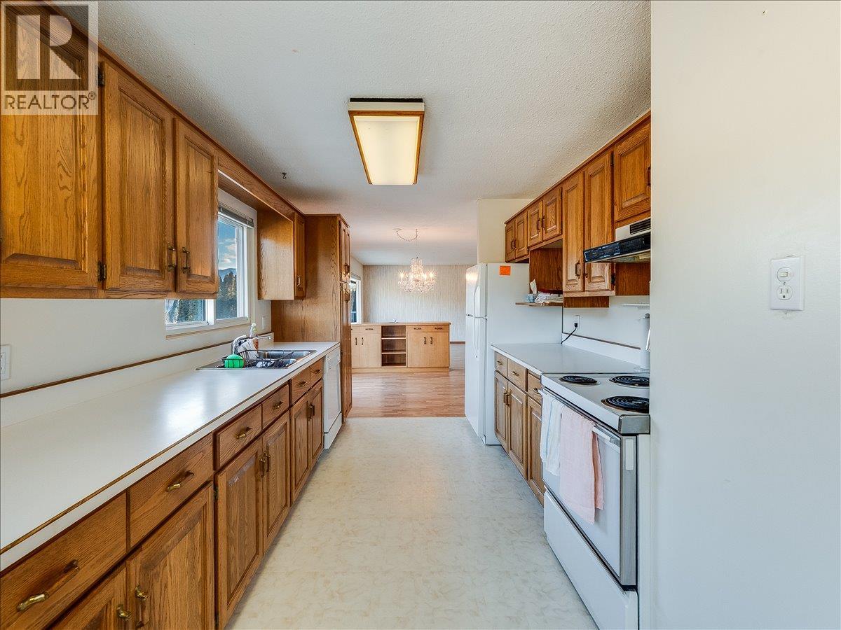 3613 9th Avenue, Castlegar, British Columbia  V1N 2Z6 - Photo 18 - 10398068