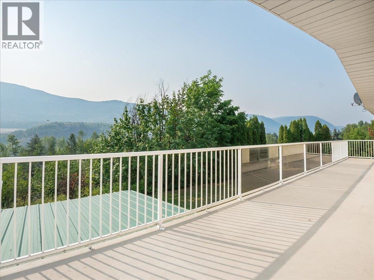 3613 9th Avenue, Castlegar, British Columbia  V1N 2Z6 - Photo 6 - 10398068