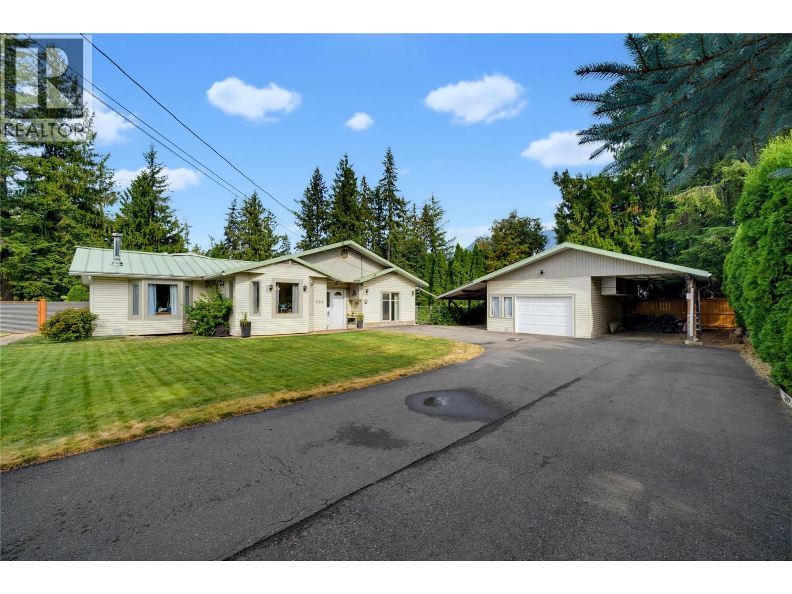 502 Maple Street, Sicamous, British Columbia  V0E 2V0 - Photo 1 - 10398147