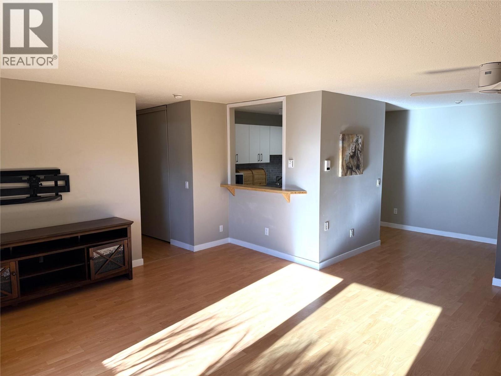 555 Rowcliffe Avenue Unit# 305, Kelowna, British Columbia  V1Y 5Y8 - Photo 4 - 10398117