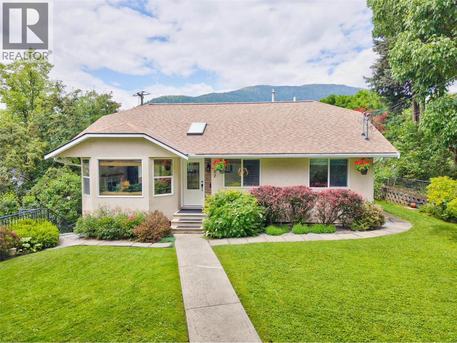 1007 Hoover Street, Nelson, British Columbia  V1L 4X9 - Photo 1 - 10398131