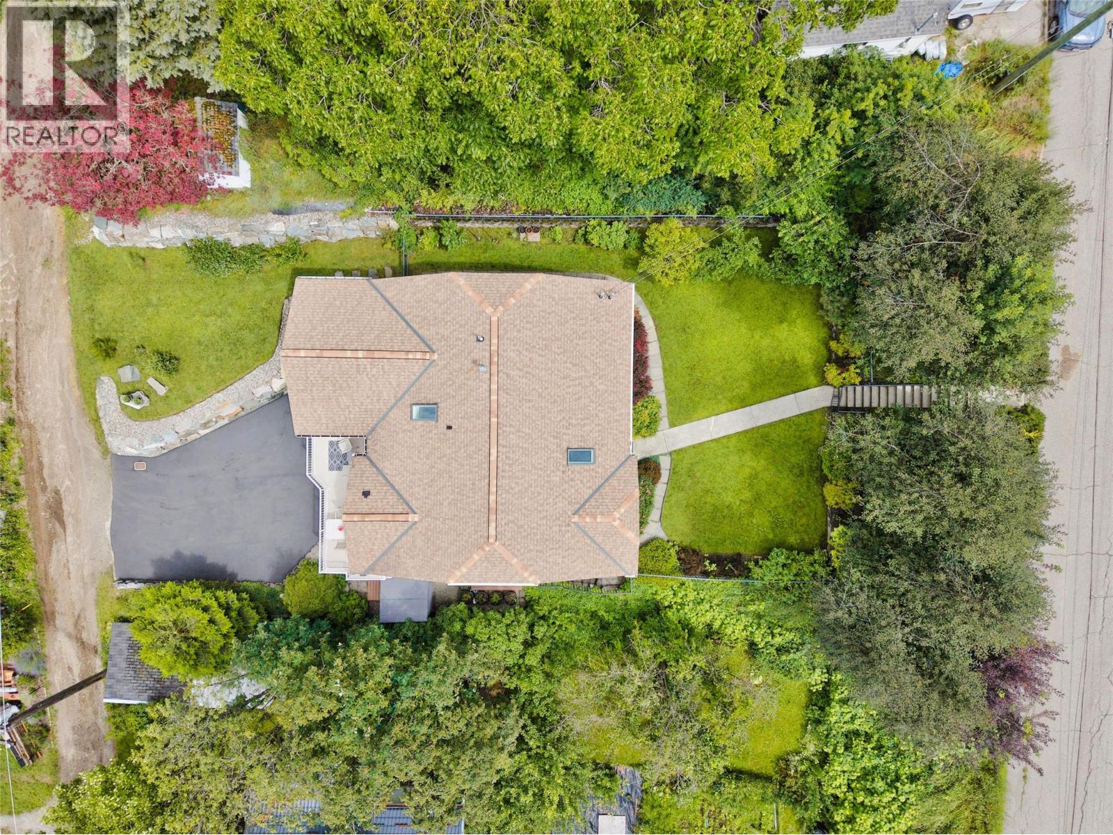 1007 Hoover Street, Nelson, British Columbia  V1L 4X9 - Photo 3 - 10398131