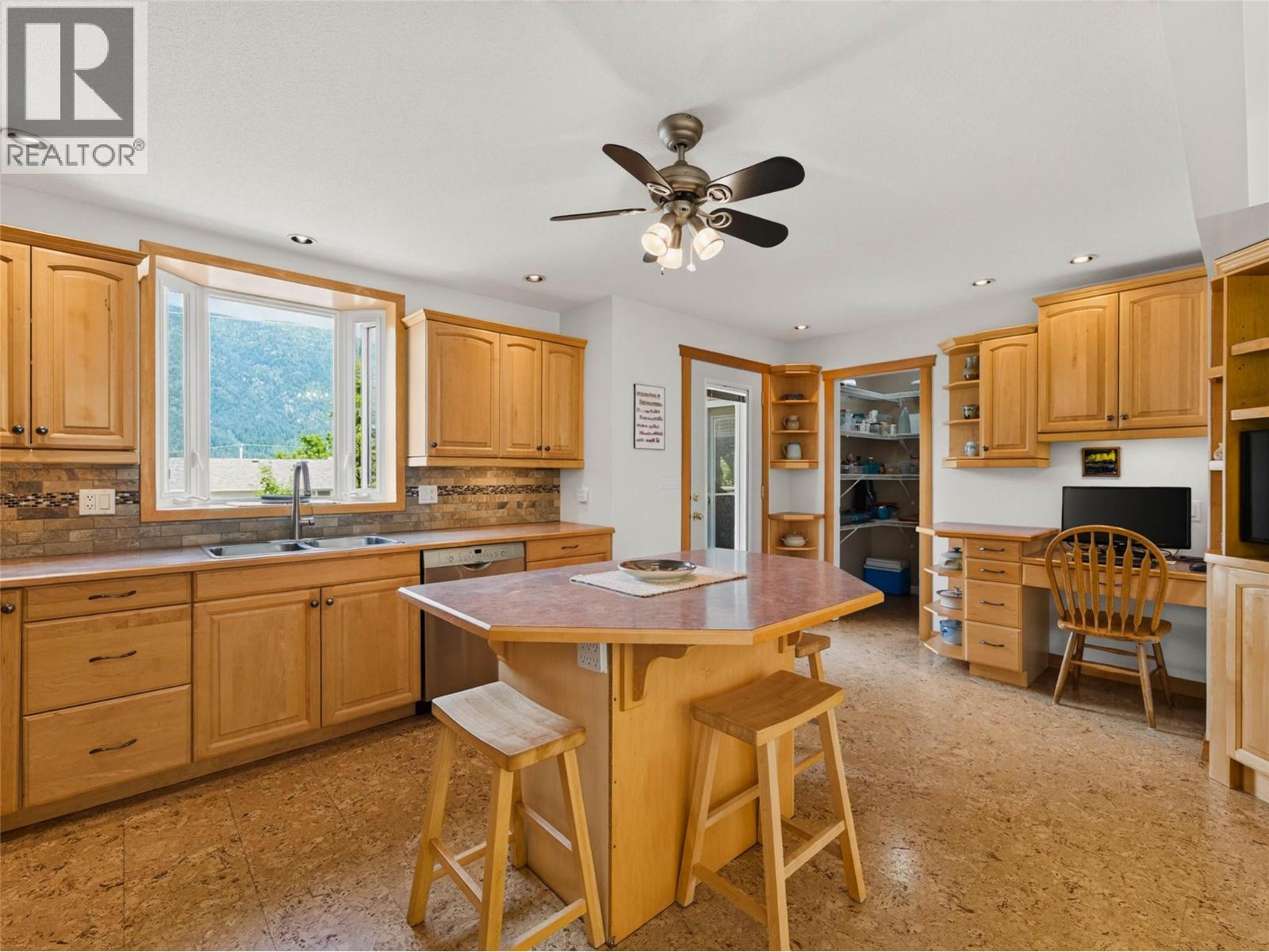 1007 Hoover Street, Nelson, British Columbia  V1L 4X9 - Photo 5 - 10398131