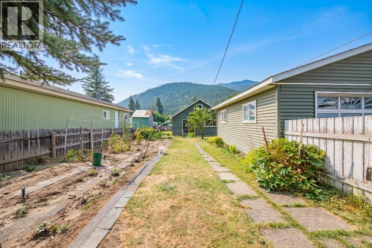 5727 Ponderosa Road, Falkland, British Columbia  V0E 1W0 - Photo 38 - 10397788