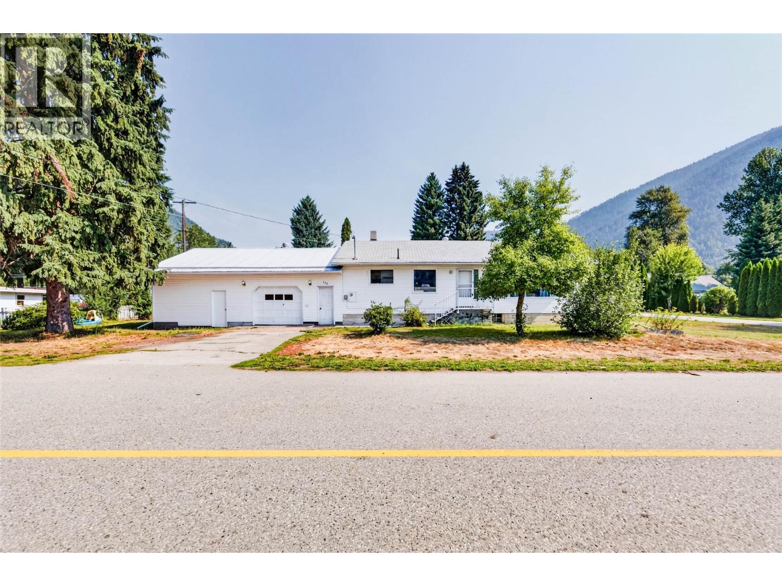 115 Second Street, Salmo, British Columbia  V0G 1Z0 - Photo 1 - 10398188