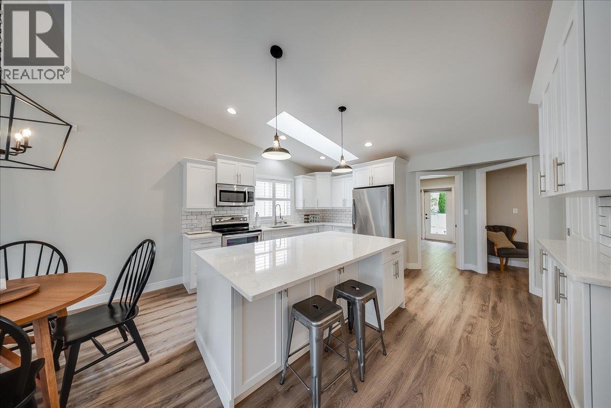 7981 Birchwood Drive, Trail, British Columbia  V1R 4Y3 - Photo 11 - 10398130