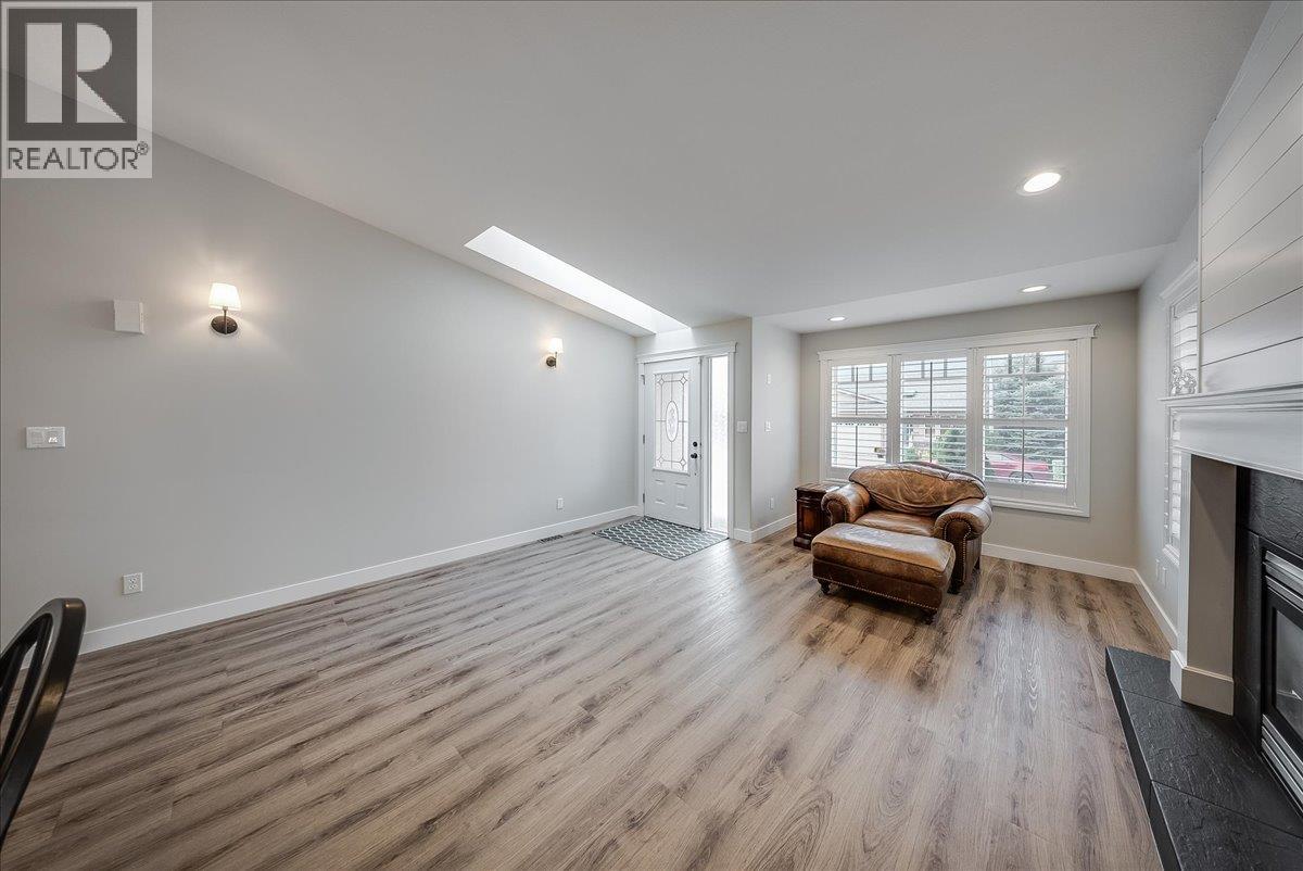 7981 Birchwood Drive, Trail, British Columbia  V1R 4Y3 - Photo 6 - 10398130