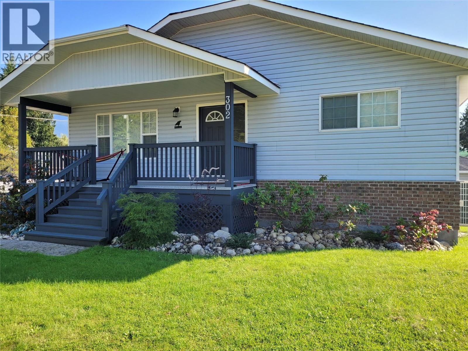 302 5th Street Nw, Nakusp, British Columbia  V0G 1R0 - Photo 1 - 10397491
