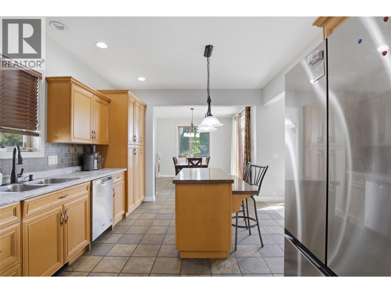 819 Arlington Court, Kamloops, British Columbia  V2B 8T5 - Photo 3 - 10398303