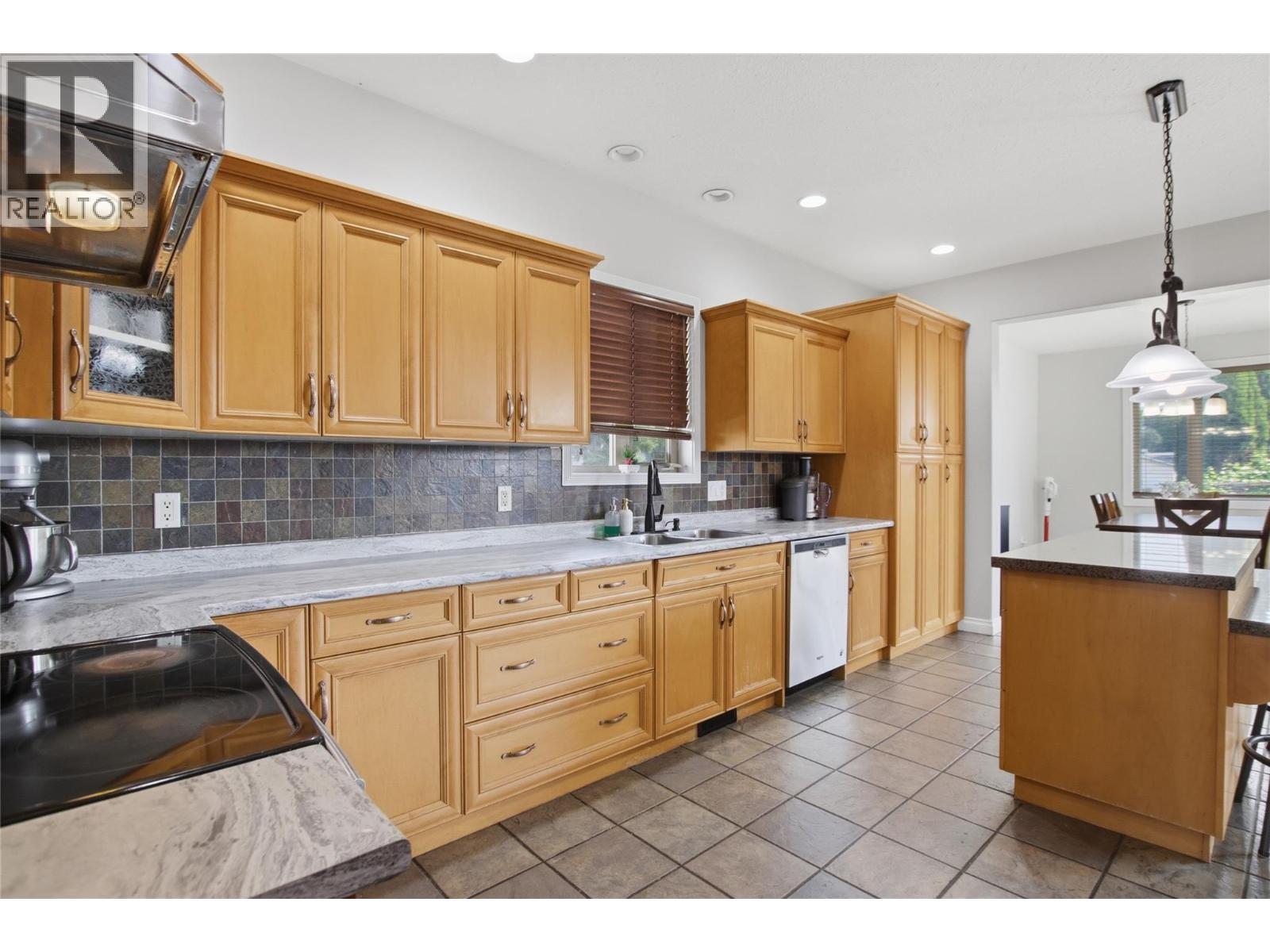 819 Arlington Court, Kamloops, British Columbia  V2B 8T5 - Photo 6 - 10398303