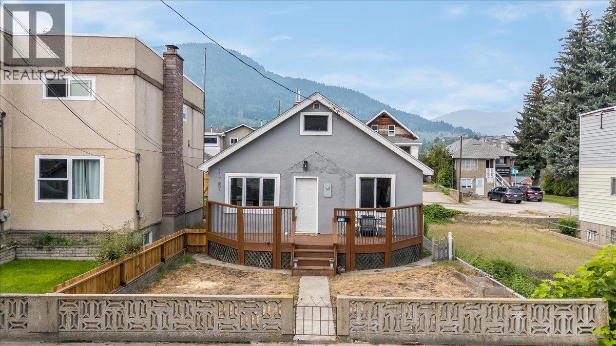 1430 Third Avenue, Trail, British Columbia  V1R 1P6 - Photo 1 - 10398102