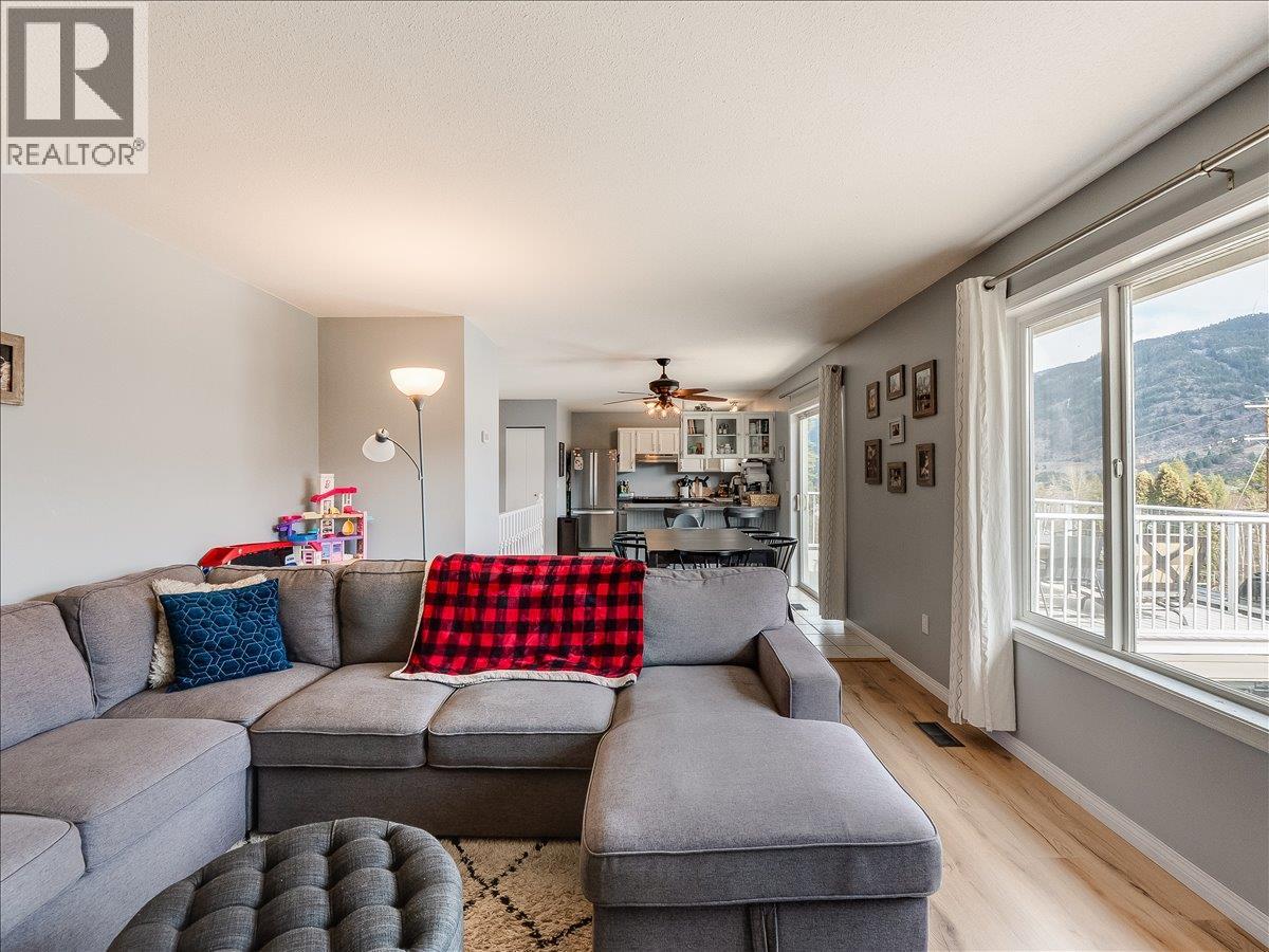 3701 9th Avenue, Castlegar, British Columbia  V1N 3T3 - Photo 15 - 10398210