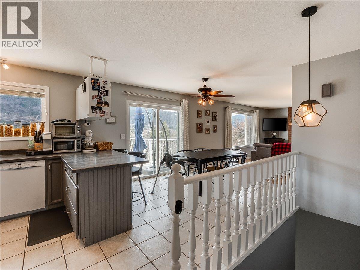 3701 9th Avenue, Castlegar, British Columbia  V1N 3T3 - Photo 4 - 10398210