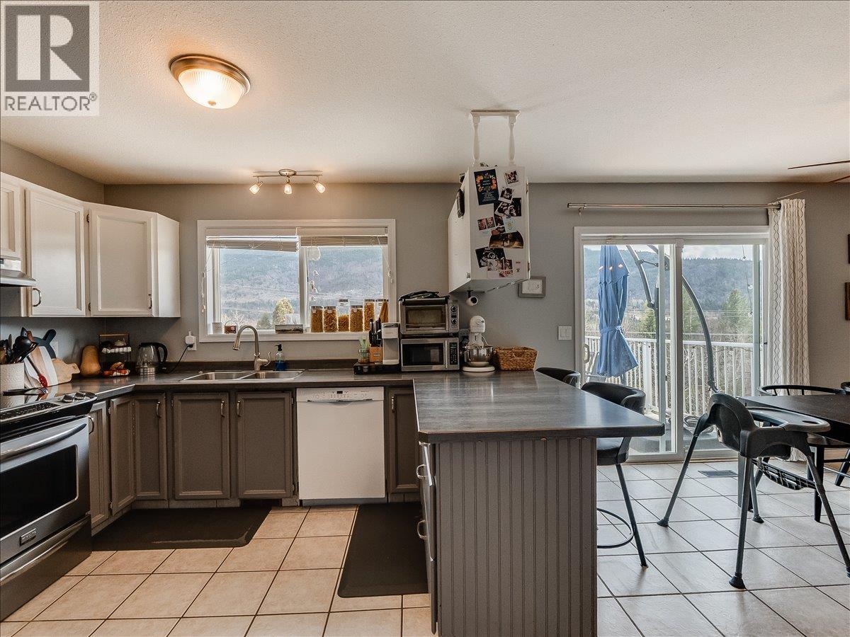 3701 9th Avenue, Castlegar, British Columbia  V1N 3T3 - Photo 5 - 10398210