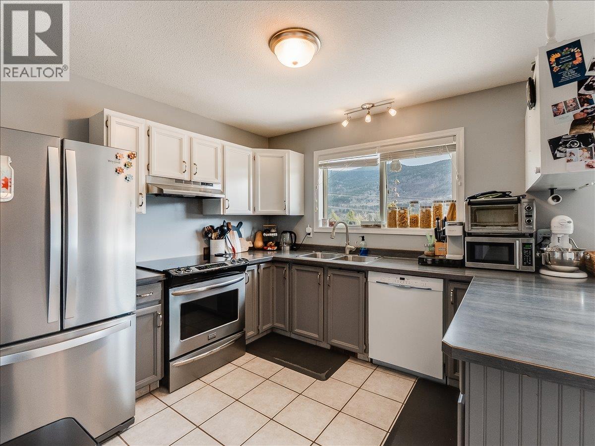 3701 9th Avenue, Castlegar, British Columbia  V1N 3T3 - Photo 6 - 10398210