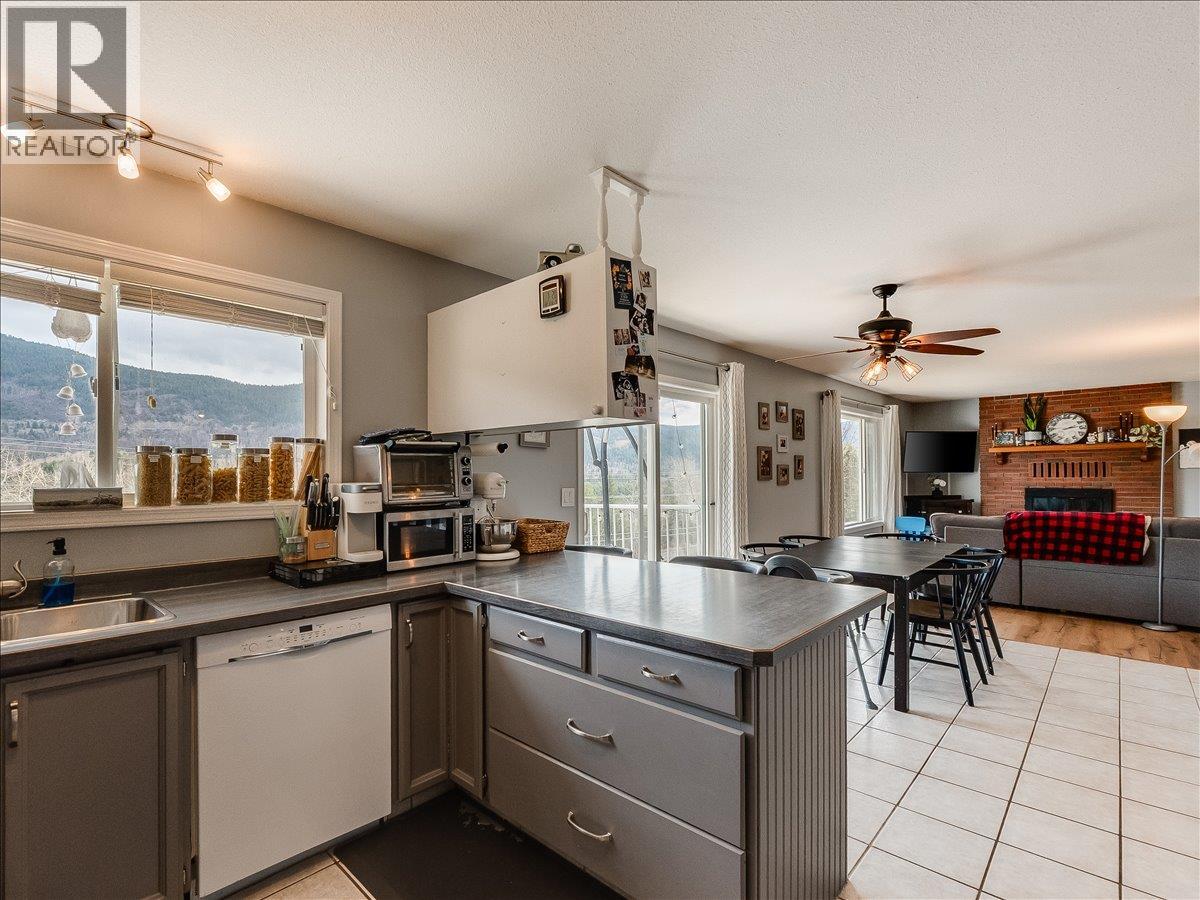 3701 9th Avenue, Castlegar, British Columbia  V1N 3T3 - Photo 7 - 10398210